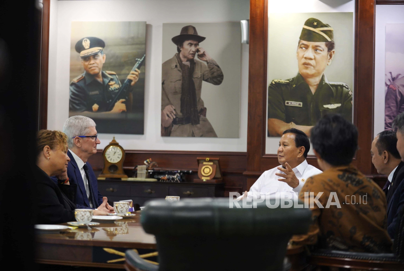 CEO Apple, Tim Cook menemui capres pemenang Pilpres 2024 yang juga Menteri Pertahanan, Prabowo Subianto di Kantor Kementerian Pertahanan, Jakarta Pusat, Rabu (17/4/2024). 