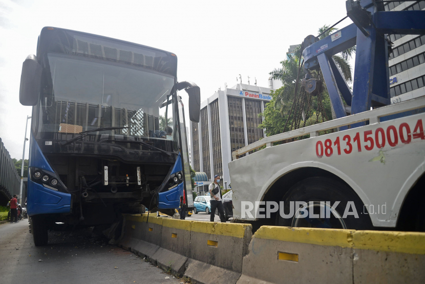 Direktorat Lalu Lintas Polda Metro Jaya menyatakan terdapat kelemahan manajemen sumber daya manusia (SDM) dan penerapan prosedur keselamatan berkendara pada pengemudi TransJakarta (ilustrasi).