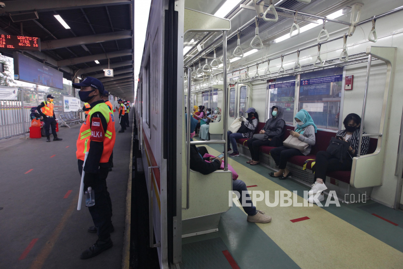 Aktivitas calon penumpang KRL Commuter Line 