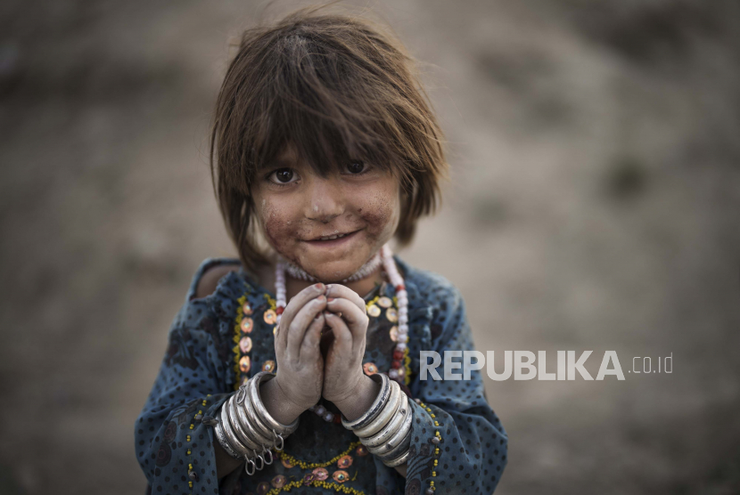 Laila berpose untuk foto saat dia bermain di lingkungan miskin tempat ratusan pengungsi internal dari bagian timur negara itu telah tinggal selama bertahun-tahun, di Kabul, Afghanistan, Senin, 27 September 2021.