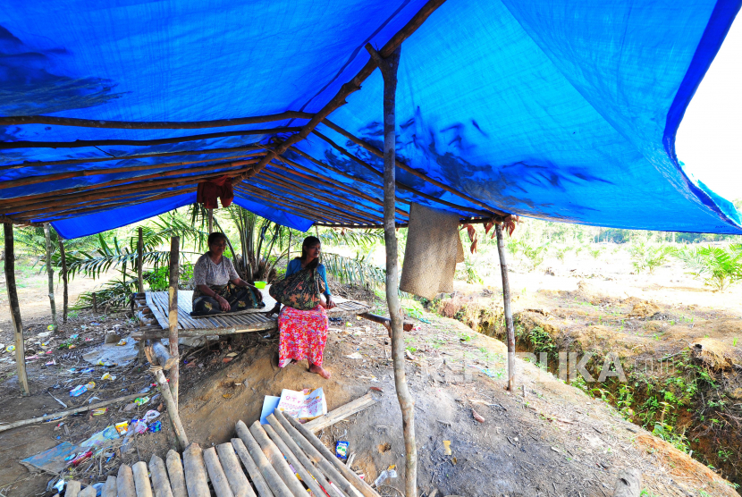 Keluarga Suku Anak Dalam (SAD) atau Orang Rimba duduk di dalam tenda seadanya yang menjadi tempat tinggal sementaranya di ladang perkebunan miliknya di Pelepat, Bungo, Jambi, Jumat (2/10/2020). Puluhan Orang Rimba dari 118 jiwa yang biasa menetap di perumahan SAD dampingan SSS Pundi Sumatera di daerah itu memilih tinggal sementara di ladang perkebunan miliknya karena khawatir terhadap pandemi COVID-19. ANTARA FOTO/Wahdi Septiawan/wsj.