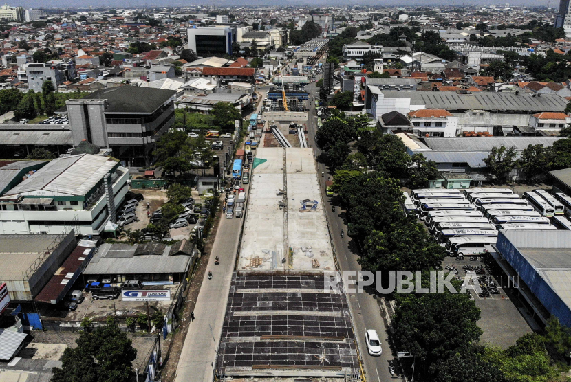 Foto udara suasana pembangunan jembatan layang (flyover) Kopo di Jalan Soekarno Hatta, Kota Bandung, Selasa (19/10). Kementerian Pekerjaan Umum dan Perumahan Rakyat (PUPR) melalui Direktorat Jenderal (Ditjen) Bina Marga menargetkan pembangunan jembatan layang (flyover) Kopo tersebut rampung pada November 2022 mendatang, serta diharapkan mampu mengurai kemacetan yang kerap terjadi di kawasan tersebut. Foto: Republika/Abdan Syakura