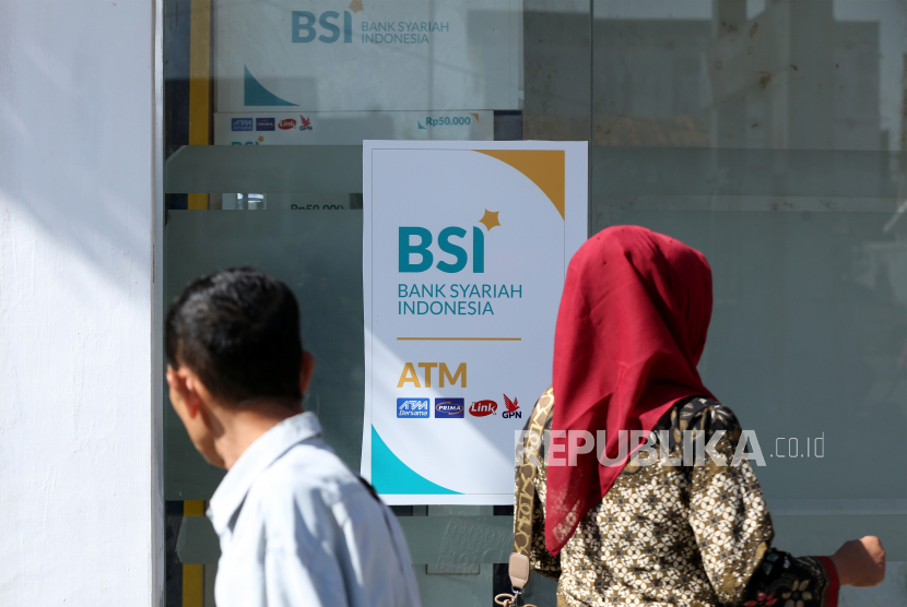 Warga antre mengambil uang di Anjungan Tunai Mandiri (ATM) Bank Syariah Indonesia (BSI), Banda Aceh. Seluruh layanan ATM di Aceh disebut telah berfungsi maksimal.