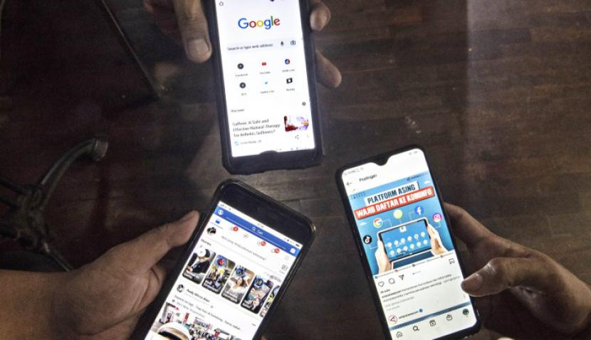 Warga menunjukan sejumlah aplikasi media sosial di Jakarta, Senin (18/7/2022). Kemenkominfo akan memblokir beberapa aplikasi terkait adanya pendaftaran Penyelenggara Sistem Elektronik (PSE) sebagai upaya pemerintah Indonesia untuk melindungi konsumen masyarakat, diantaranya Google, Facebook, Instagram, dan WhatsApp. (Antara/Muhammad Adimaja)