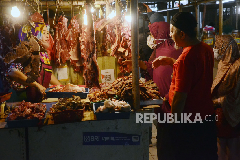 Pedagang daging sapi melayani pembeli di pasar (ilustrasi). Harga sejumlah kebutuhan pokok turun di Kabupaten Agam, Sumatra Barat, akibat permintaan dari konsumen berkurang tiga hari setelah Idul Fitri 1443 H.