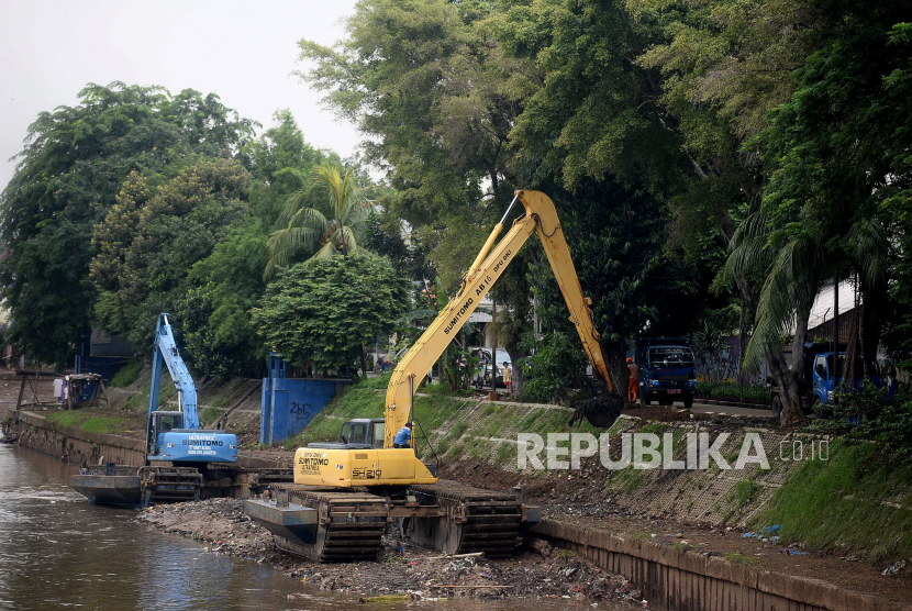 Pekerja dengan alat berat mengeruk endapan sampah bercampur lumpur di aliran Sungai Ciliwung di Kampung Melayu, Jakarta, Rabu (17/2). Pengerukan tersebut dilakukan guna menormalkan kedalaman sungai sehingga aliran air berfungsi secara normal dan mengantisipasi banjir di Jakarta.Prayogi/Republika.