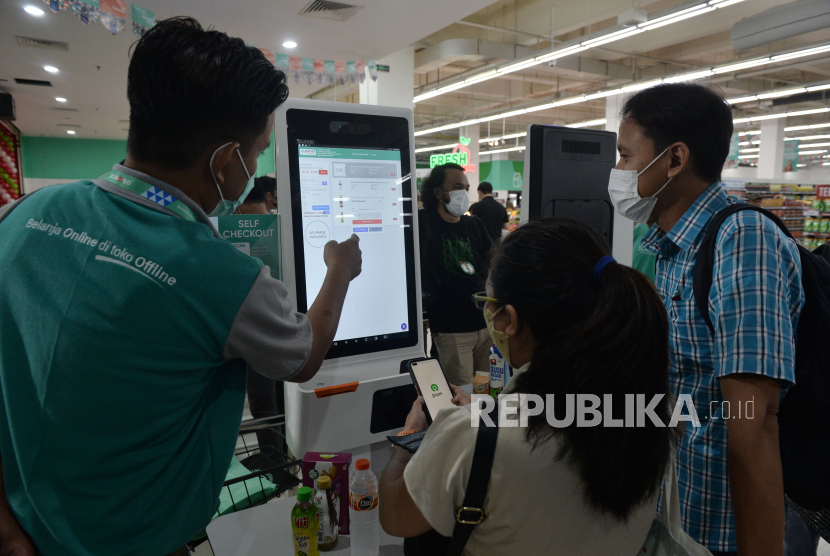Pengunjung melakukan transaksi secara digital setelah dibukanya toko ritel di Tangerang, Banten, Rabu (8/3/2023). 