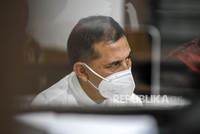  Mantan wali kota Cimahi, Ajay M Priatna membacakan pleidoi atau pembelaan pada sidang kasus dugaan suap terhadap penyidik KPK di Pengadilan Tipikor Bandung, Selasa (4/3/2023). 