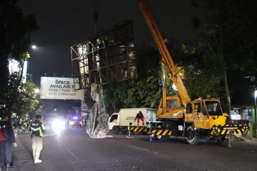 Satpol PP Bandung Gencarkan Penertiban Reklame Ilegal