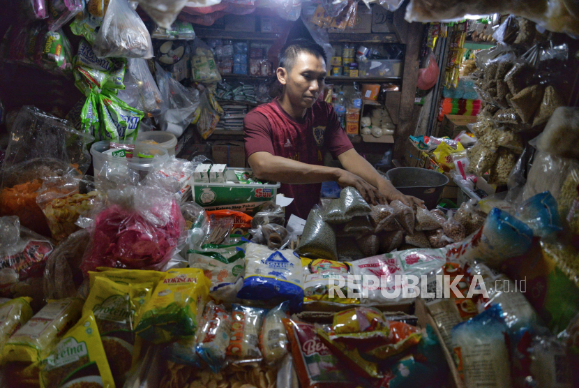 Pedagang sembako melayani pembeli di Pasar Palmerah, Jakarta, Selasa (11/6/2024).