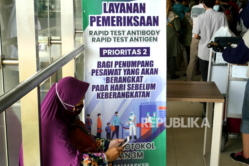 Calon penumpang menunggu antrean tes cepat antigen di Bandara Internasional Yogyakarta (NYIA), Kulonprogo, Yogyakarta. 