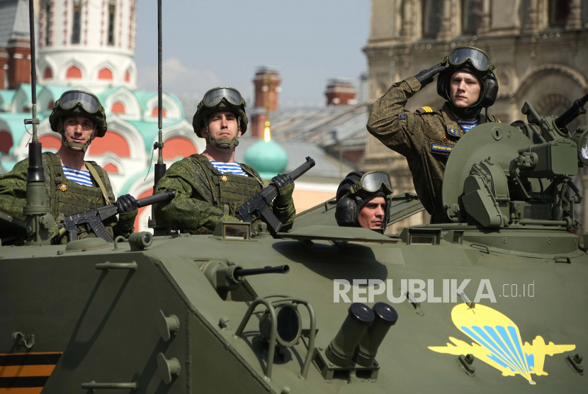 Prajurit Angkatan Darat Rusia berdiri di dalam kendaraan militer berguling selama gladi bersih untuk parade militer Hari Kemenangan di Moskow, Rusia, Sabtu, 7 Mei 2022. 