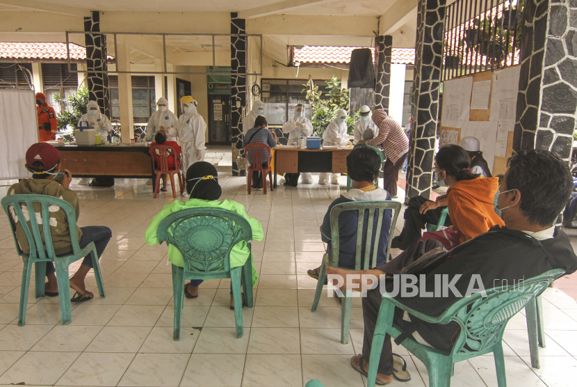 Sejumlah warga menunggu giliran untuk mengikuti tes usap RT PCR Covid-19 massal di Kantor Kecamatan Pancoran Mas, Depok, Jawa Barat, beberapa waktu lalu.
