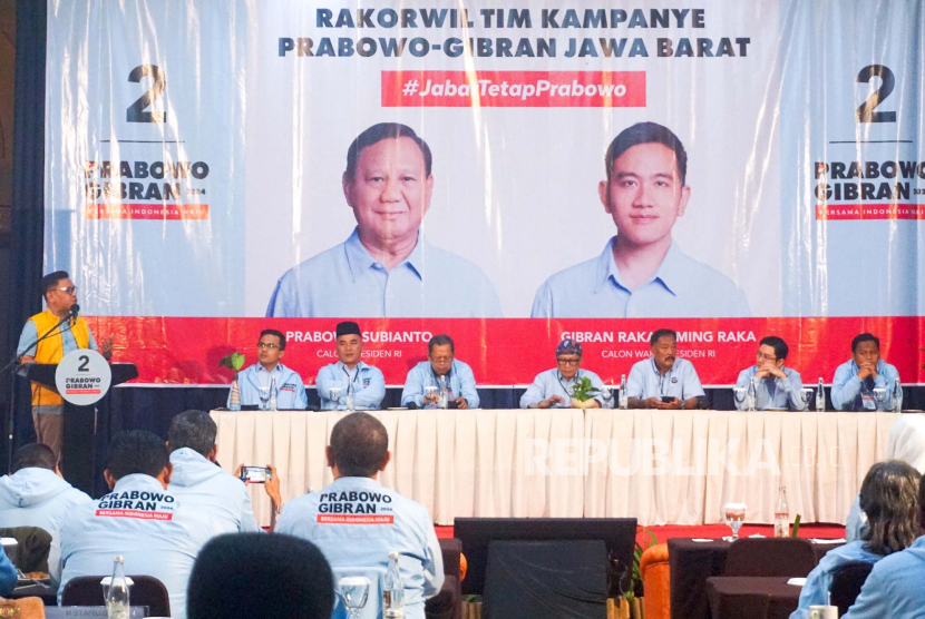 Ketua TKD Jawa Barat Prabowo-Gibran, Ridwan Kamil menggelar rapat koordinasi wilayah dengan mengumpulkan 27 TKD kabupaten/kota se-Jawa Barat di Hotel Horison, Bandung, Jumat (8/12/2023).