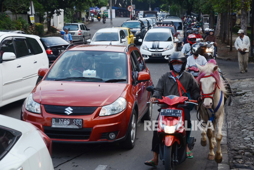 Kemacetan di jalur alternatif menuju kawasan wisata Lembang, Kabupaten Bandung Barat, di Jalan Dago, Kota Bandung, Kamis (29/10). Kemacetan lalu lintas, selain karena tingginya volume kendaraan juga disebabkan sempitnya jalan dan sejumlah tanjakan curam.