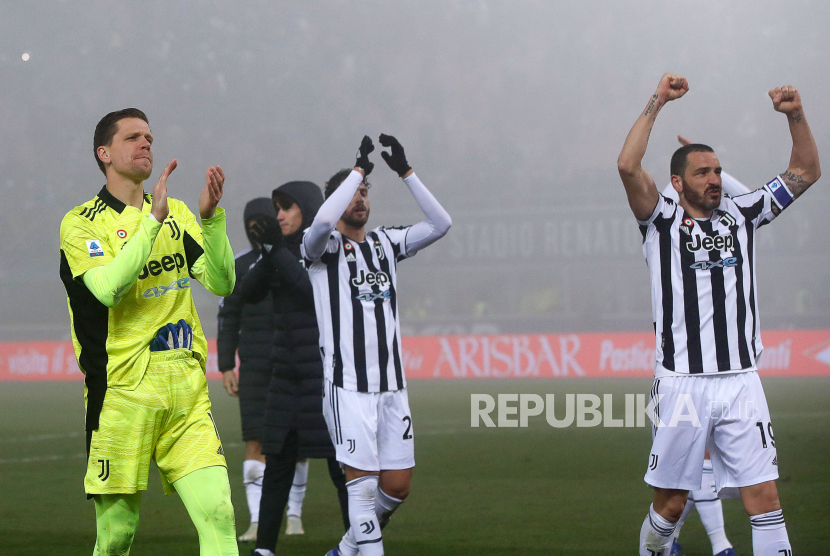Para pemain Juventus merayakan kemenangan setelah memenangkan pertandingan sepak bola Serie A Italia antara Bologna FC dan Juventus FC di Bologna, Italia, Ahad (19/12) dini hari WIB. 