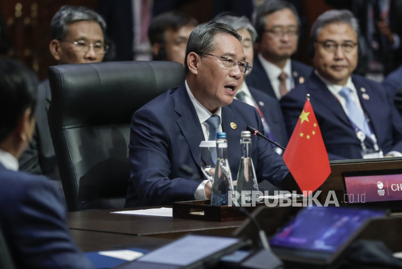 erdana Menteri Cina Li Qiang, tengah, menyampaikan sambutannya pada KTT ASEAN Plus Three di Jakarta, Indonesia, Rabu, 6 September 2023.