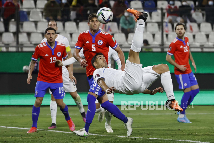 Luis Suarez dari Uruguay mencetak gol selama pertandingan sepak bola kualifikasi Amerika Selatan untuk Piala Dunia Qatar 2022 antara Chili dan Uruguay, di stadion San Carlos de Apoquindo di Santiago, Chili, 29 Maret 2022.
