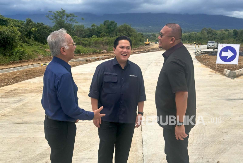 Menteri BUMN Erick Thohir bersama Anggota DPR RI, Andre Rosiade saat meninjau lokasi pembangunan Fly Over Sitinjau Lauik di Lubuk Kilangan, Kota Padang, Rabu (6/3/2024) 