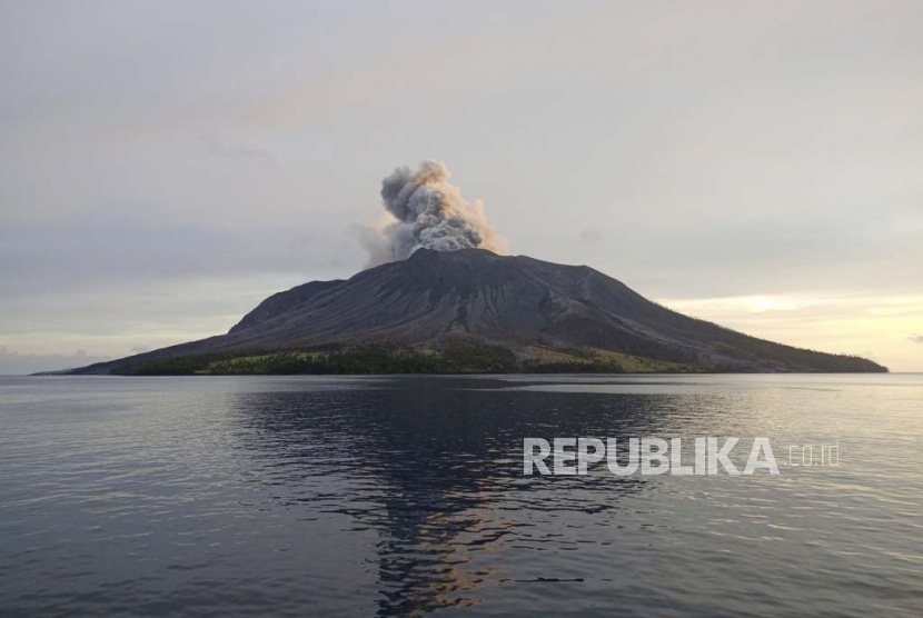 Pemandangan letusan Gunung Ruang di Pulau Sulawesi, Jumat, (19/4/2024). Status Gunung Ruang tudun dari level IV (Awas) menjadi level III atau (Siaga) pada Senin (22/4/2024) pukul 09.00 WIB. 