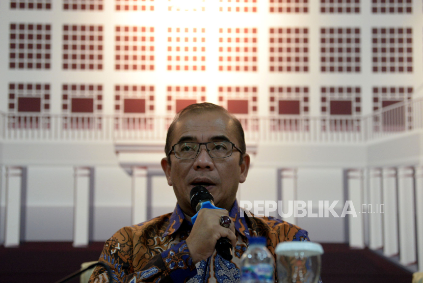 Ketua KPU Hasyim Asyari memberikan keterangan di Gedung KPU, Jakarta Pusat, Jumat (18/8/2023).