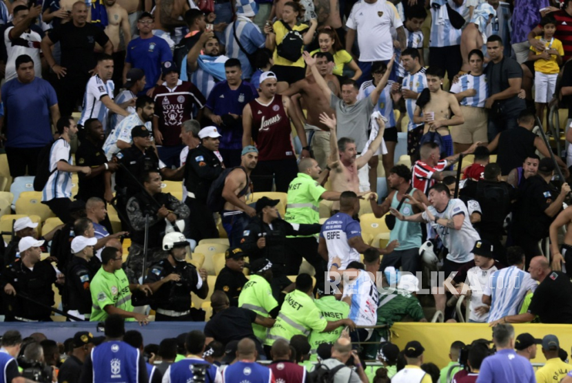 Anggota polisi Brasil mencoba mengendalikan bentrokan antar penggemar sebelum pertandingan sepak bola kualifikasi Piala Dunia FIFA 2026 antara Brasil dan Argentina di stadion Maracana di Rio de Janeiro, Brasil, Rabu (22/11/2023)WIB.