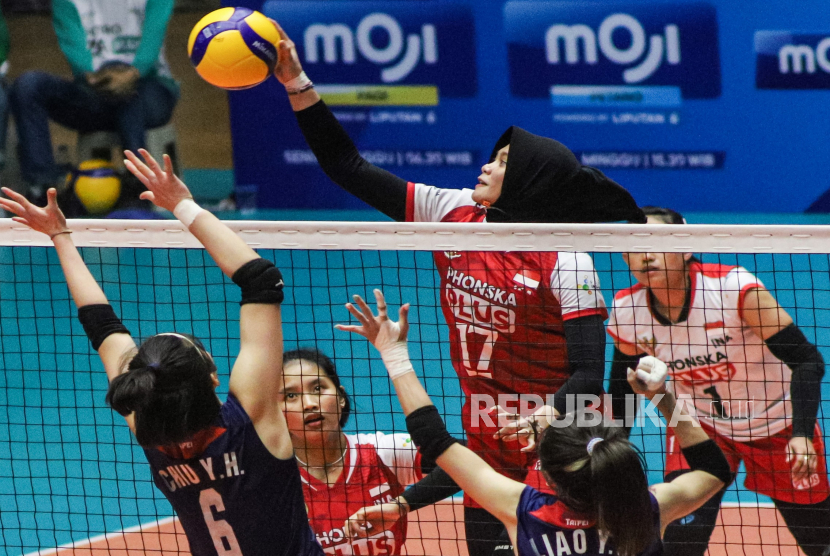 Pebola voli putri Indonesia, Wilda Siti Nurfadhilah (tengah), melepaskan smes. (ilustrasi)