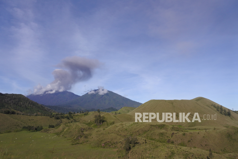 Semburan abu vulkanik Gunung Raung (kiri), Gunung Suket (tengah), Kawah Wurung (kanan), terlihat di Desa Kalianyar, Ijen, Bondowoso, Jawa Timur, Kamis (18/2/2021). Data Pos Pengamatan Gunung Api (PPGA) Raung menyebutkan asap kawah utama berwarna kelabu dengan intensitas sedang tinggi sekitar 300-1000 meter dari puncak mengarah ke timur dan selatan, serta status gunung masih Waspada (Level II).  