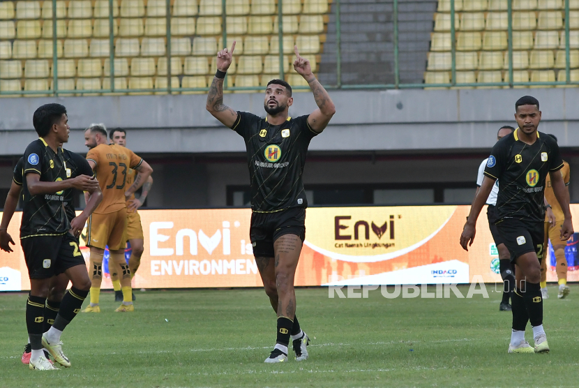 Pesepak bola Ps Barito Renan Alves (tengah) melakukan selebrasi usai mencetak gol ke gawang  Bhayangkara Presisi Indonesia FC pada pertandingan Liga 1 di Stadion Patriot Chandrabhaga, Bekasi, Jawa Barat, Sabtu (21/10/2023). Pertandingan berakhir imbang dengan skor 1-1. 