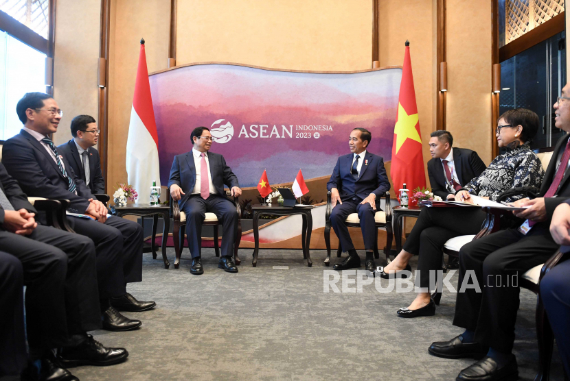  Presiden Joko Widodo (kanan tengah) mendengarkan Perdana Menteri Vietnam Pham Minh Chinh (kiri tengah) pada pertemuan bilateral menjelang KTT ASEAN ke-42 di Labuan Bajo, Nusa Tenggara Timur, Selasa (9/5/2023). Indonesia menjadi tuan rumah KTT ASEAN ke-42 dan pertemuan terkait pada 09-11 Mei.