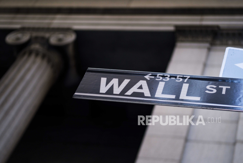 Pemandangan tentang tanda  Wall Street di dekat Bursa Efek New York di New York, New York, AS. Sejumlah perusahaan manajer investasi menerima bantuan PPP dari pemerintah AS.