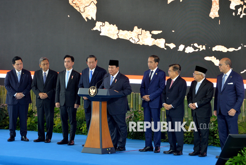 Presiden Prabowo Subianto (kelima kiri) didampingi Wapres Gibran Rakabuming Raka (ketiga kiri) bersama Presiden ketujuh Joko Widodo (keempat kanan), Presiden keenam Susilo Bambang Yudhoyono (keempat kiri), Wapres ke-13 Maruf Amin (kedua kanan), Wapres ke-12 Jusuf Kalla (ketiga kanan), Wapres ke-11 Boediono (kedua kiri), Menteri BUMN Erick Thohir (kiri), serta Menteri Investasi dan Hilirisasi/Kepala Badan Koordinasi Penanaman Modal Rosan Roeslani (kanan) meluncurkan secara simbolis badan pengelola investasi Daya Anagata Nusantara (Danantara) Istana Merdeka, Jakarta Pusat, Senin (24/2/2025). Danantara resmi diluncurkan sebagai dana kekayaan Negara atau sovereign wealth fund Indonesia yang akan mengelola aset senilai lebih dari 900 miliar dolar AS, dengan proyeksi dana awal mencapai 20 miliar dolar AS.