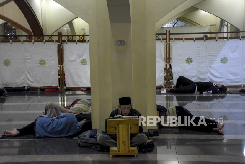 Ilustrasi membaca Alquran. Berdiam diri di masjid dan membaca Alquran mempunyak keutamaan besar