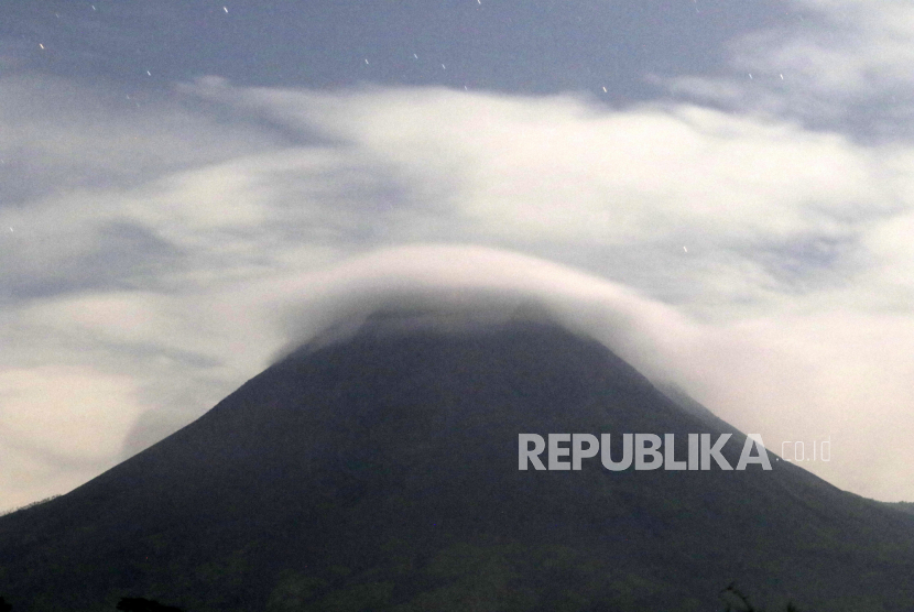 Awan topi menutupi puncak Gunung Merapi.