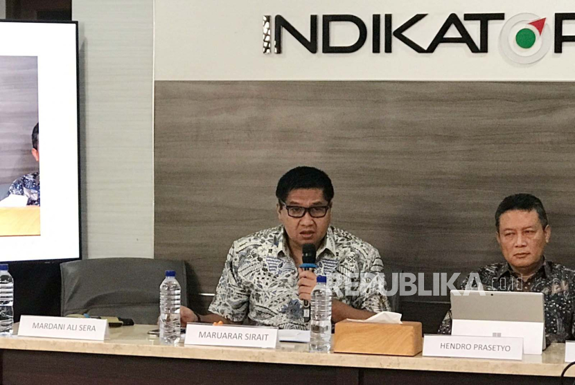 Mantan politikus PDIP, yang saat ini mendukung Prabowo-Gibran, Maruarar Sirait (kiri), saat hadir pada rilis survei terbaru Indikator Politik Indonesia di Mentang Jakarta Pusat, Jumat (9/2/2034).