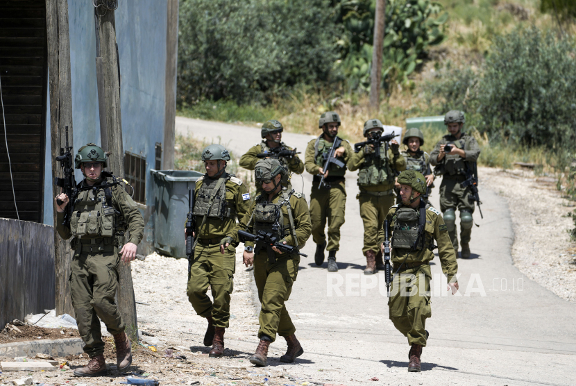 Militer Israel melakukan patroli usai melakukan serangan militer di kamp pengungsi Al Fara