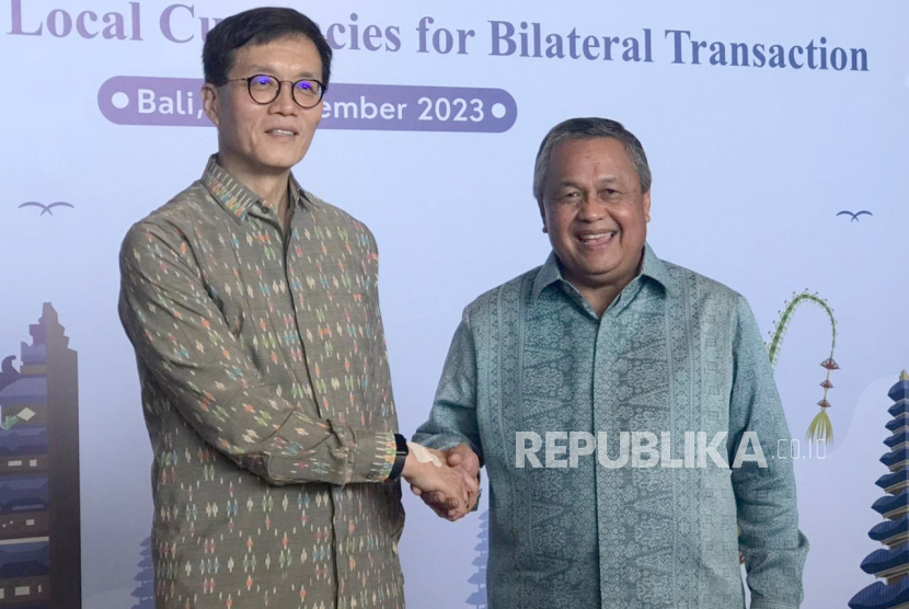 Gubernur Bank Indonesia (BI) Perry Warjiyo (kanan) dan Gubernur Bank of Korea (BOK) Rhee Chang (kiri) sepakat memperluas penggujaan Local Currency Transaction (LCT) di sela-sela pertemuan tingkat tinggi antara BI dan BOK di Hotel Apurva Kempinski, Nusa Dua, Bali pada Ahad (10/11/2023). 