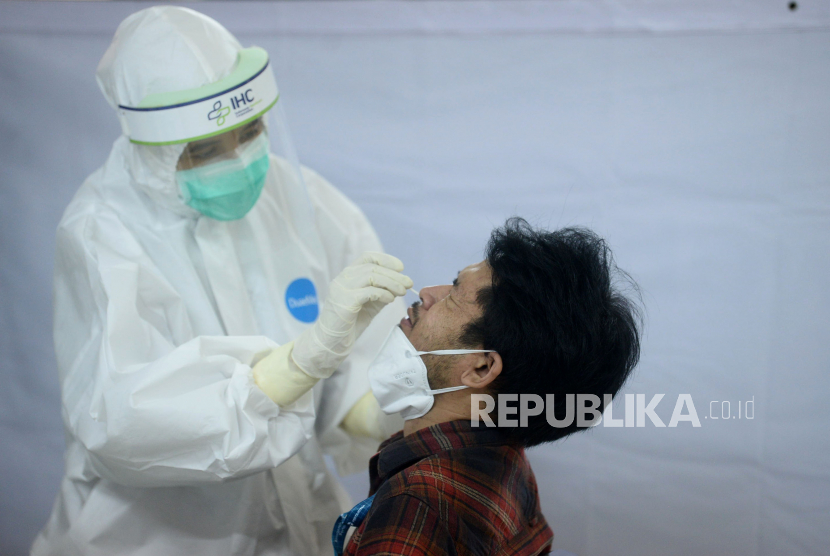 Petugas medis melakukan tes usap PCR.Indonesia memiliki masalah serius dalam hal jurang antara tes di kasus aktif dan suspek Covid-19.