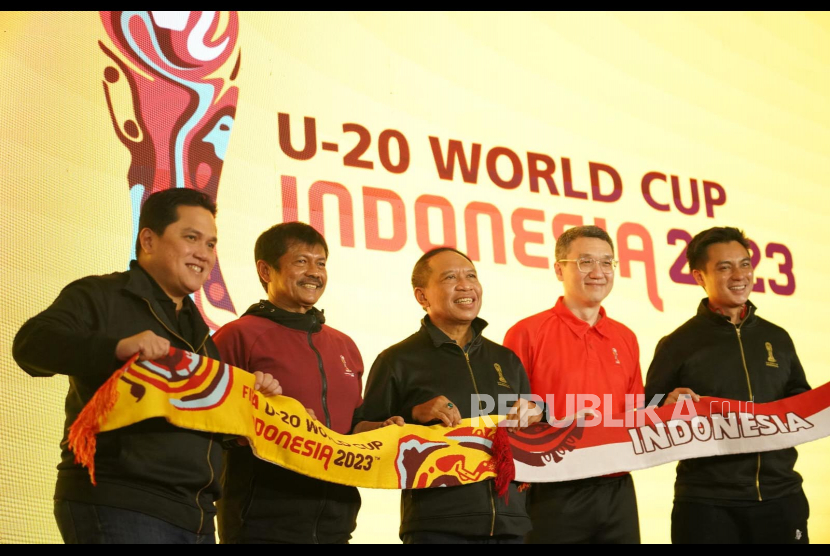 Peluncuran Menchandise resmi Piala Dunia U-20 2023 oleh Ketum PSSI sekaligus ketua LOC, Erick Thohir (kiri) dan Menpora sekaligus Waketum PSSI Zainudin Amali (tiga kiri) di FX Sudirman, Jakarta, Rabu (8/3/2023).  
