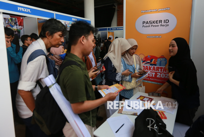 Surya (58) mengunjungi salah satu stan perusahaan yang membuka lowongan kerja saat kegiatan Jakarta Jobfest 2025 di Jakarta International Velodrome, Jakarta, Rabu (20/8/2025). Surya adalah satu dari sedikit pria paruh baya diantara ratusan muda mudi yang mencari peruntungan dari bursa kerja. Sebelumnya Surya adalah seorang pelaut hingga pada akhirnya ia memutuskan gantung jangkar pada usia 50-an. Kini Ia mencari peruntungan lain dari dunia kerja yang berbeda, meski harus bersaing dengan muda mudi lainnya, ia merasa masih pantas dan layak untuk dipekerjakan. Bursa kerja tersebut diikuti oleh sebanyak 37 perusahaan swasta dan nasional dari berbagai sektor mulai dari teknologi, manufaktur, asuransi, perbankan hingga marketing dengan jumlah lowongan mencapai ribuan.