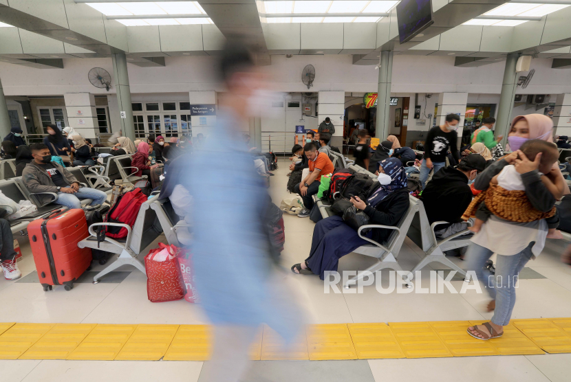 Penumpang menunggu kereta jelang libur Idul Fitri di Stasiun Kereta Pasar Senen Jakarta, Indonesia, 29 April 2022.