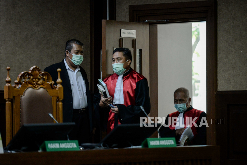 Hakim memasuki ruangan persidangan kasus dugaan suap penghapusan red notice Djoko Tjandra, Brigjen Pol Prasetijo Utomo menjalani sidang lanjutan di Pengadilan Tipikor, Jakarta, Senin (16/11). Sidang lanjutan mantan Kepala Biro Koordinasi dan Pengawasan (Kakorwas) Penyidik Pegawai Negeri Sipil (PPNS) Bareskrim Polri itu beragendakan pemeriksaan sejumlah saksi. Republika/Thoudy Badai