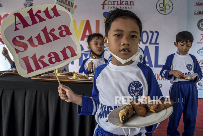 Sejumlah anak ikut kampanye makan olahan ikan di Festival Ikan Milenial 2022 di Gedung Sate, Jalan Diponegoro, Kota Bandung, Jumat (2/12/2022). 