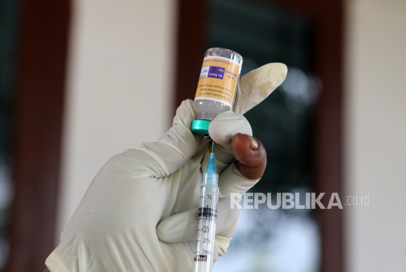 Dokter hewan menyiapkan dosis vaksin antirabies. 62 Warga Ogan Komering Ulu Terinfeksi Gigitan Hewan Rabies
