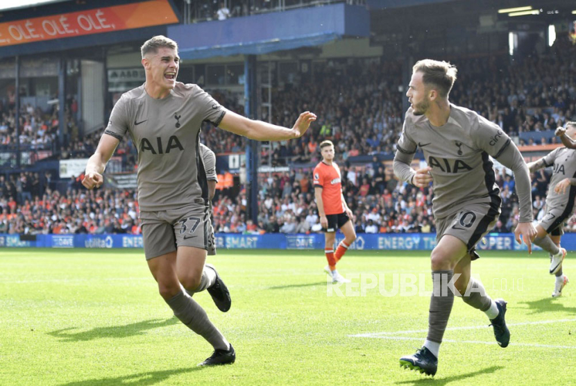 Micky van de Ven (kiri) dari Tottenham Hotspur merayakan golnya ke gawang Luton Twon di Liga Primer Inggris. 