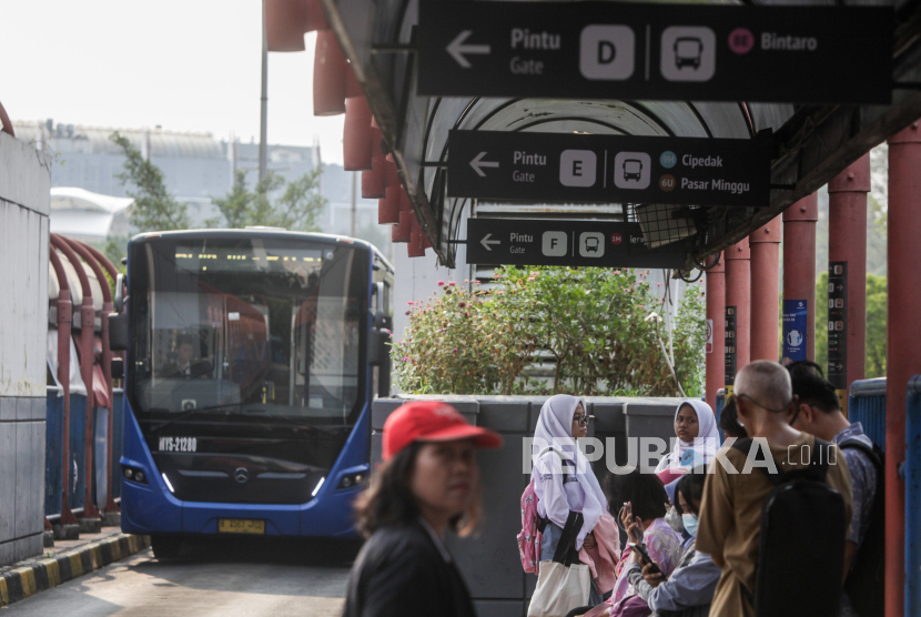 Sejumlah penumpang menunggu kedatangan bus Transjakarta di Terminal Blok M, Kebayoran Baru, Jakarta Selatan, Kamis (2/11/2023). 