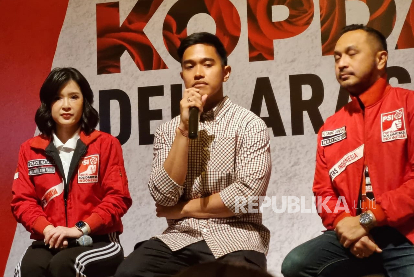 Kaesang Pangarep (tengah) mengakui adanya hak istimewa atau privilege sebagai anak Presiden Jokowi sebelum menerima posisi Ketua Umum Partai Solidaritas Indonesia (PSI), di Djakarta Theater, Jakarta, Senin (25/9/2023) malam.