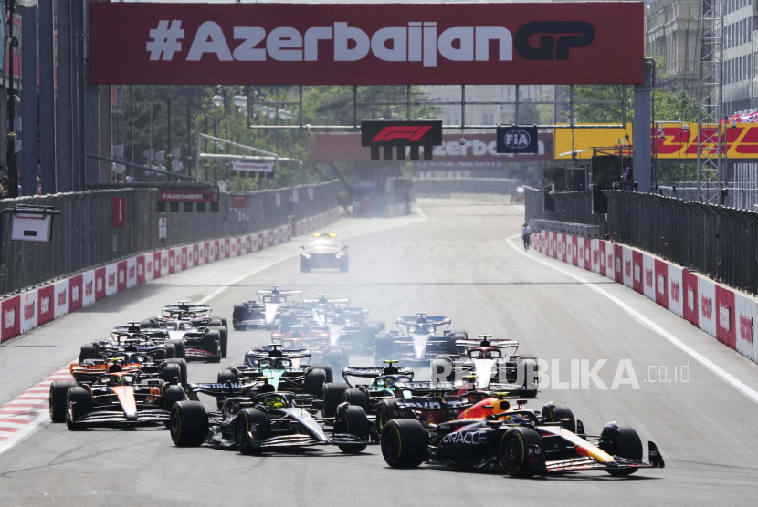 Para pebalap berlaga pada Grand Prix Formula Satu di sirkuit Baku, di Baku, Azerbaijan, Ahad, (30/4/2023).