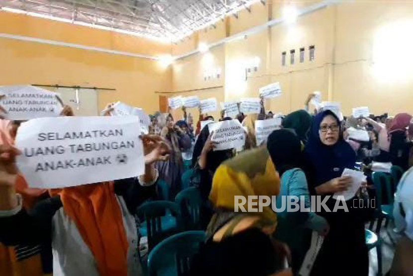 Sejumlah orang tua melakukan aksi menuntut uang tabungan siswa dikembalikan di GOR Pakemitan, Kecamatan Ciawi, Kabupaten Tasikmalaya, Jawa Barat, Sabtu (22/7/2023). 
