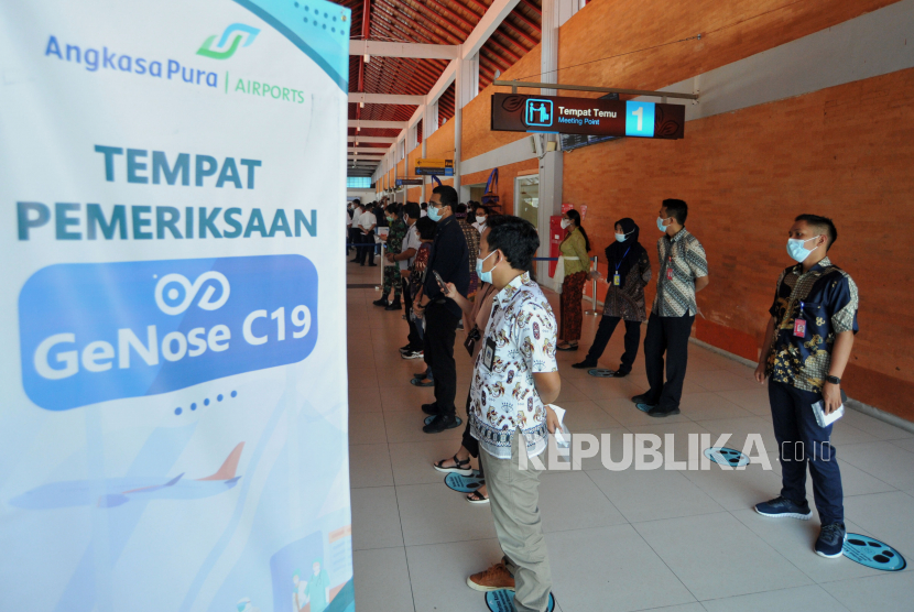 Sejumlah petugas mengantre saat simulasi pelayanan GeNose C19 di Bandara Internasional I Gusti Ngurah Rai, Badung, Bali, Kamis (8/4/2021). Simulasi tersebut dilakukan sebagai tahap persiapan pelayanan GeNose C-19 di Bandara Ngurah Rai yang rencananya akan resmi beroperasi mulai Jumat (9/4) besok.